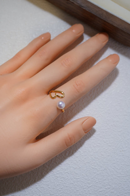 ‘Flying Hearts' Bun Freshwater Pearl Ring