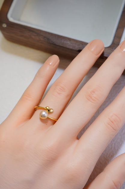 ‘Heart Point' Bun Freshwater Pearl Ring