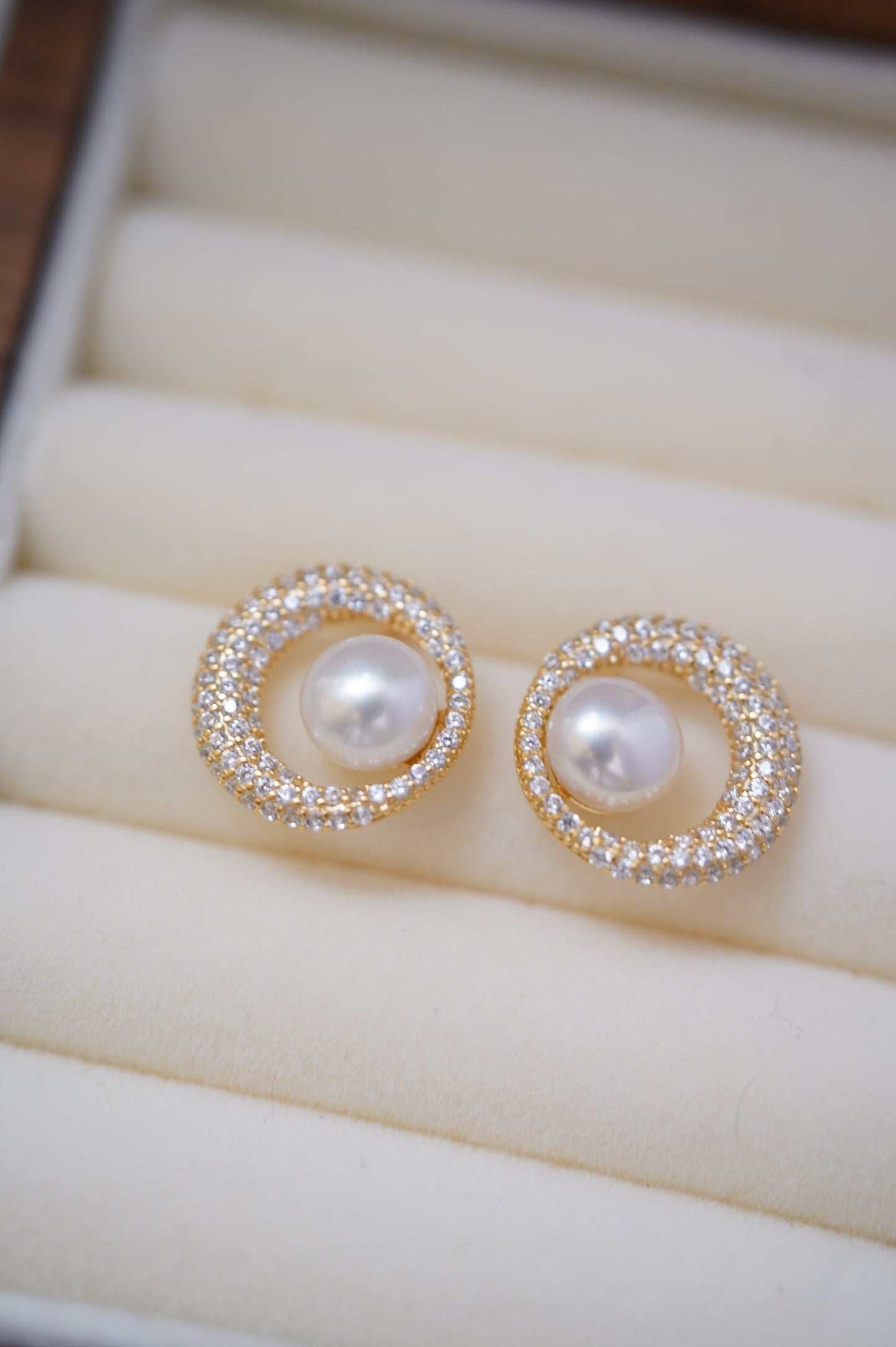 'Shiny Eyes' Freshwater Pearl Earrings